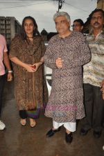 Javed Akhtar and Shabana Azmi at Bablu Aziz prize distribution for children event in Santacruz on 9th July 2011 (6).JPG